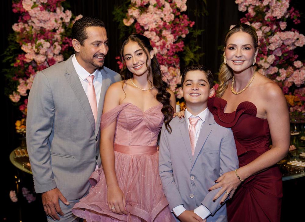 A aniversariante entre o pai, Tannous Sassine, a mãe Ingrid Zon e o irmão Lucas