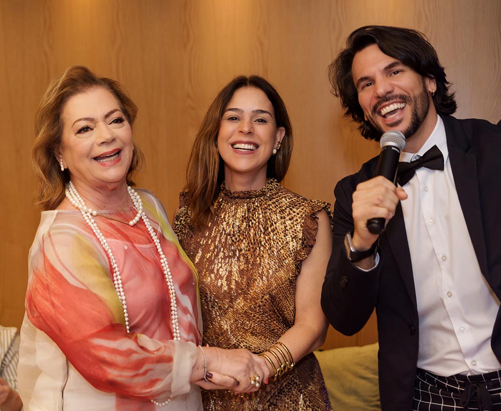 Hélvia e a filha Flávia Abaurre Nogueira com o cantor André Furlan