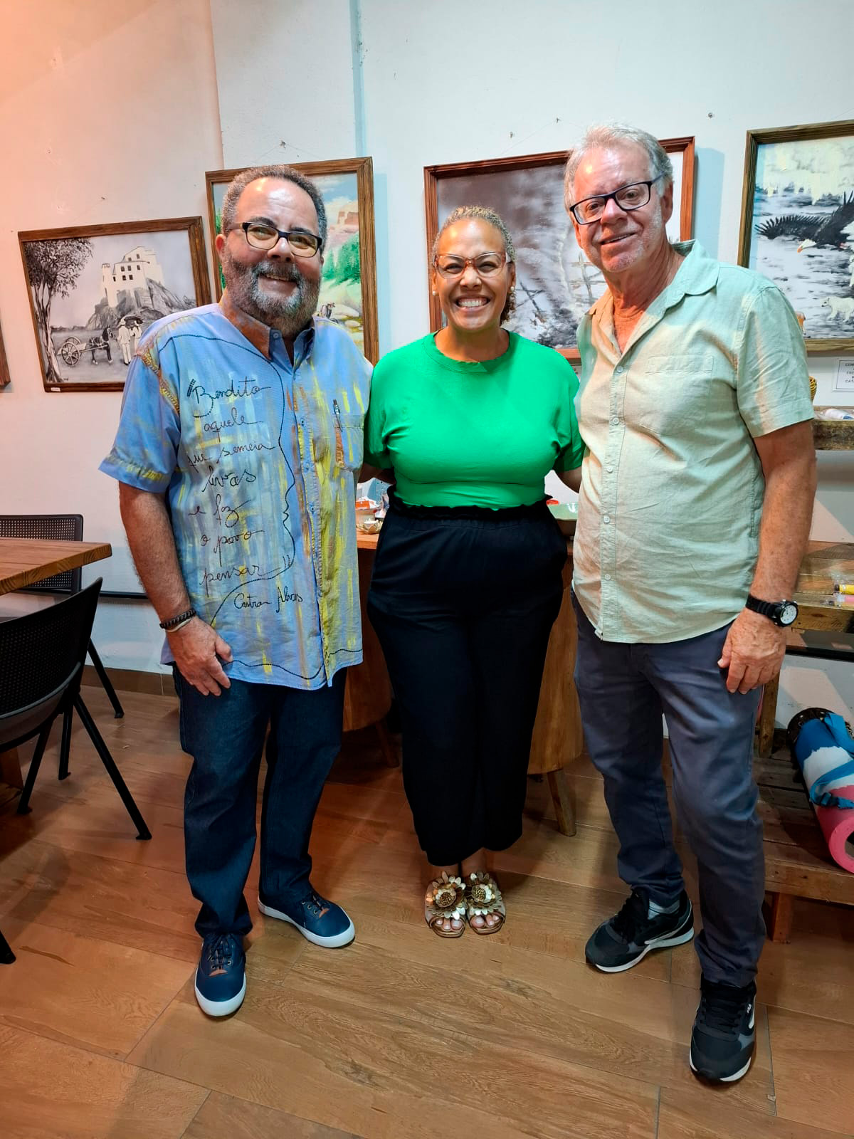 Manoel Goes,  Joana Grobério  e o anfitrião artista Joarez Romano