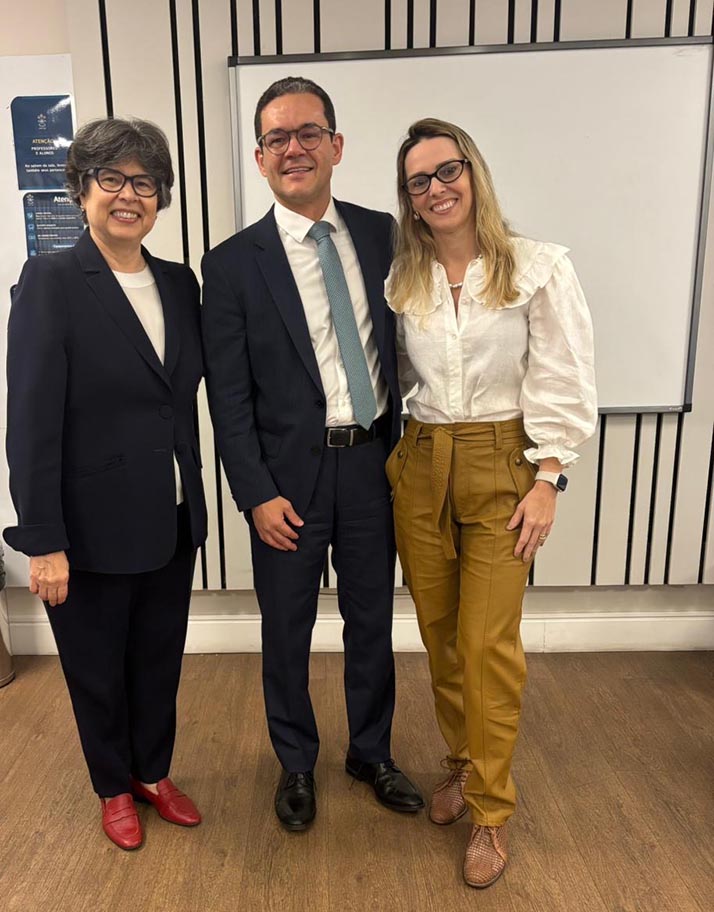 Na foto, a desembargadora Rosa Nery, Alexandre Dalla Bernardina e sua esposa, Rafaela.