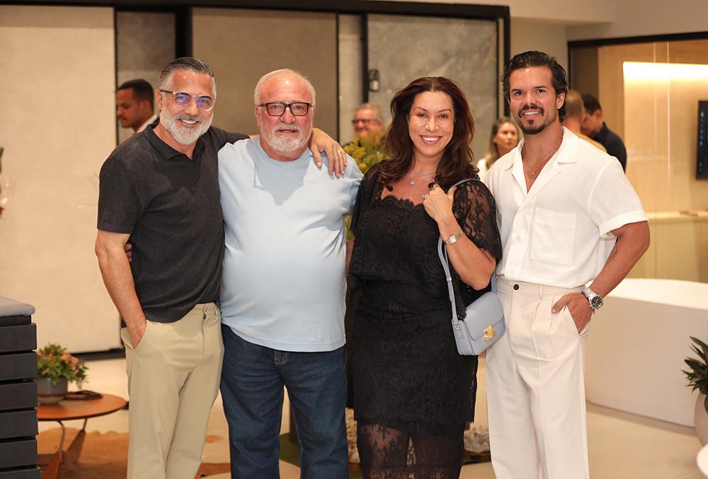 O empresário Wanderley Mota e o Estrategista de Branding Benício Tavares, receberam os amigos Francisco Milagres e Marta Benfica em evento de inauguração do novo espaço da Architetto, em Colatina.