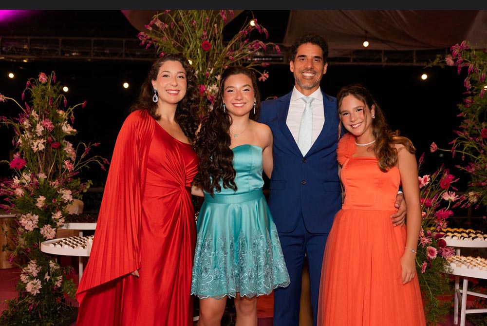 Tereza Esteves entre os pais Camila e Frederico e sua irmã Helena