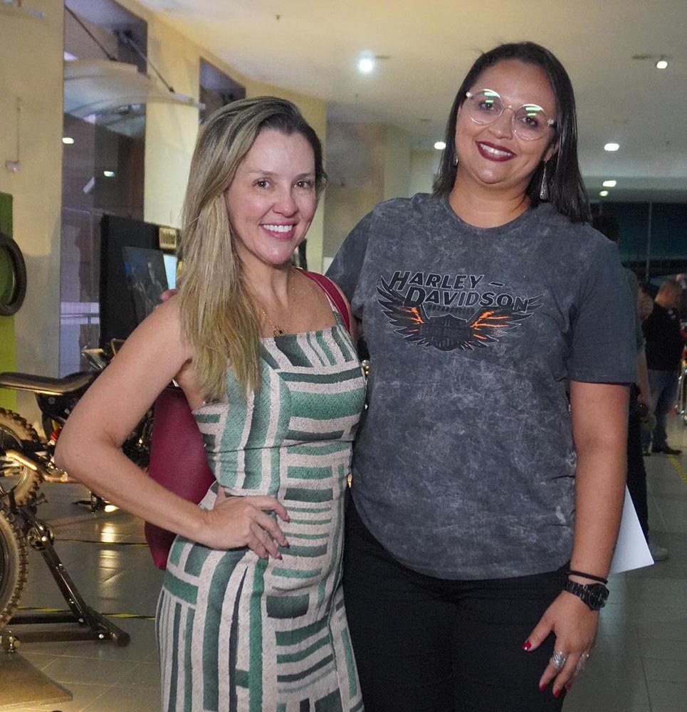 A jornalista Flávia Varela com a organizadora da exposição Itinerante da História da Moto, Stéphane Figueiredo