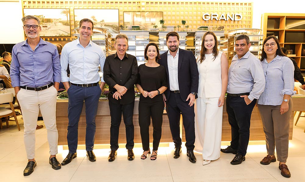 Gustavo Rezende e Rodrigo Barbosa com o time de corretores parceiros da Grand Construtora
