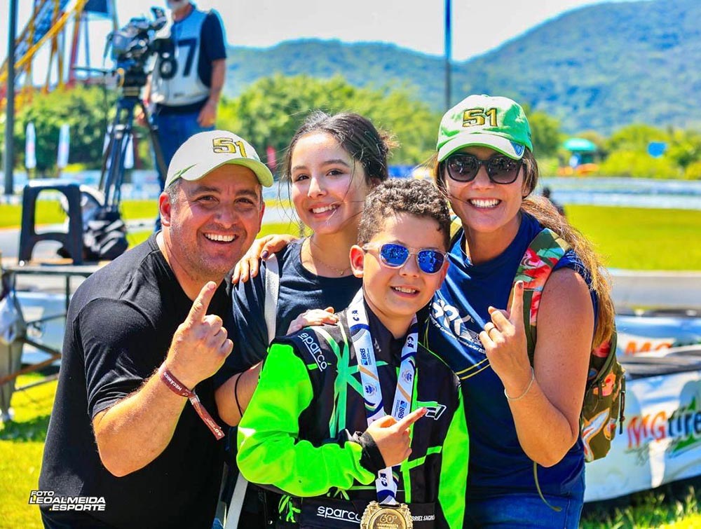 O campeão, Gabriel Sagrillo Borges, com a família