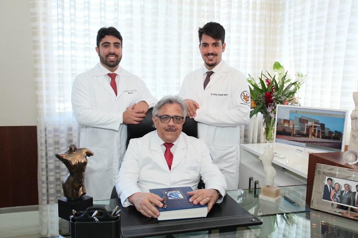 Dr Ariosto entre os filhos também cirurgiões plásticos Dr Ariosto Neto e Dr Arthur Schwab