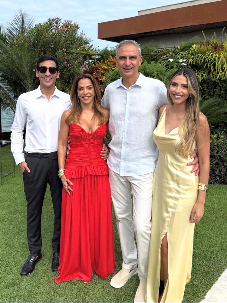 Marcia e William Carone Jr com os filhos William Neto e Thais