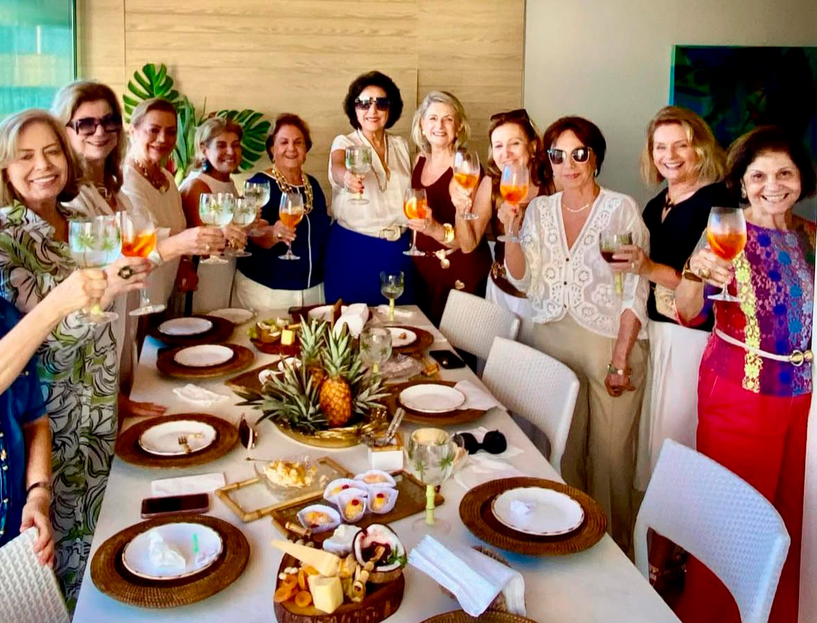 Gracinha Nader com amigas em seu apê nas Virtudes