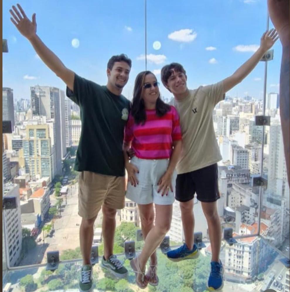 Vera Sansoni entre os filhos, no Sampa Sky