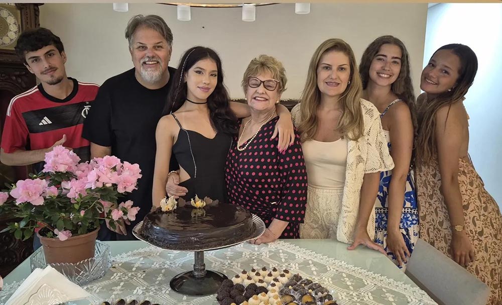 O irmão Davi, o tio Rodrigo, Ana Clara, a avó Dagmar,a Mãe Juliana e as primas Maria Eduarda e Beatriz