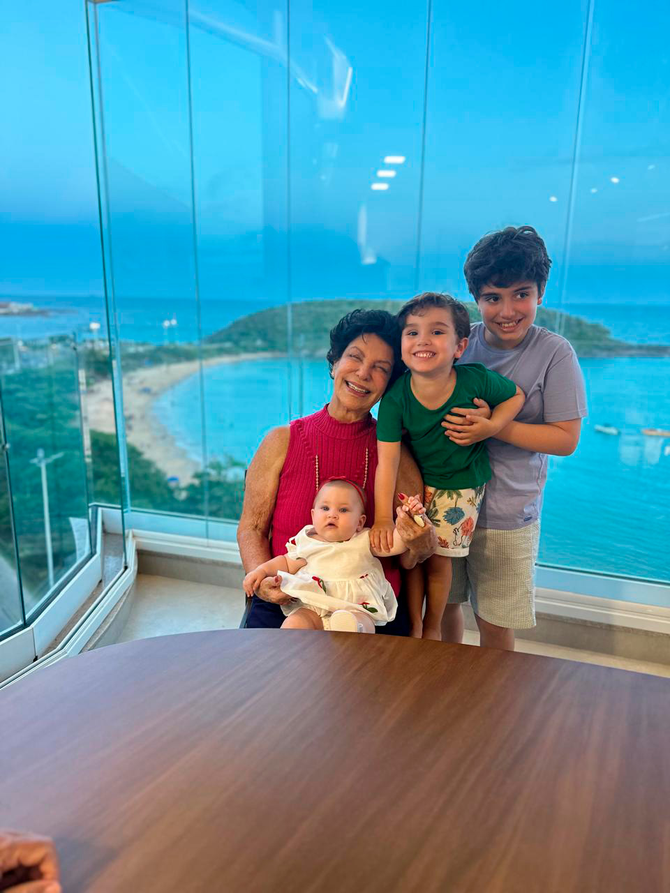 Geisha Sily e os bisnetos Alice de 6 meses , Valentin de três anos e Nicolas de 12  anos
