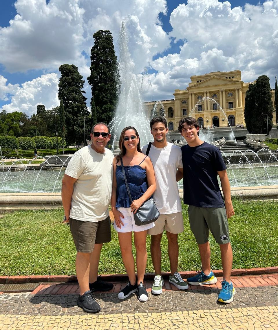 Patrícia Castro com amigas comemoraGlauco e Vera Sansoni com os filhos Victor e Lucca, em frente ao Museu do Ipirangando seu aniversário na Peracanga