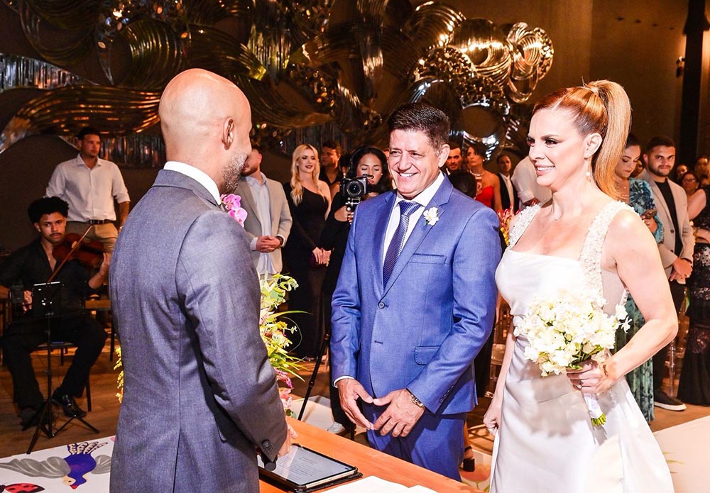 O casal renovando os votos de casamento