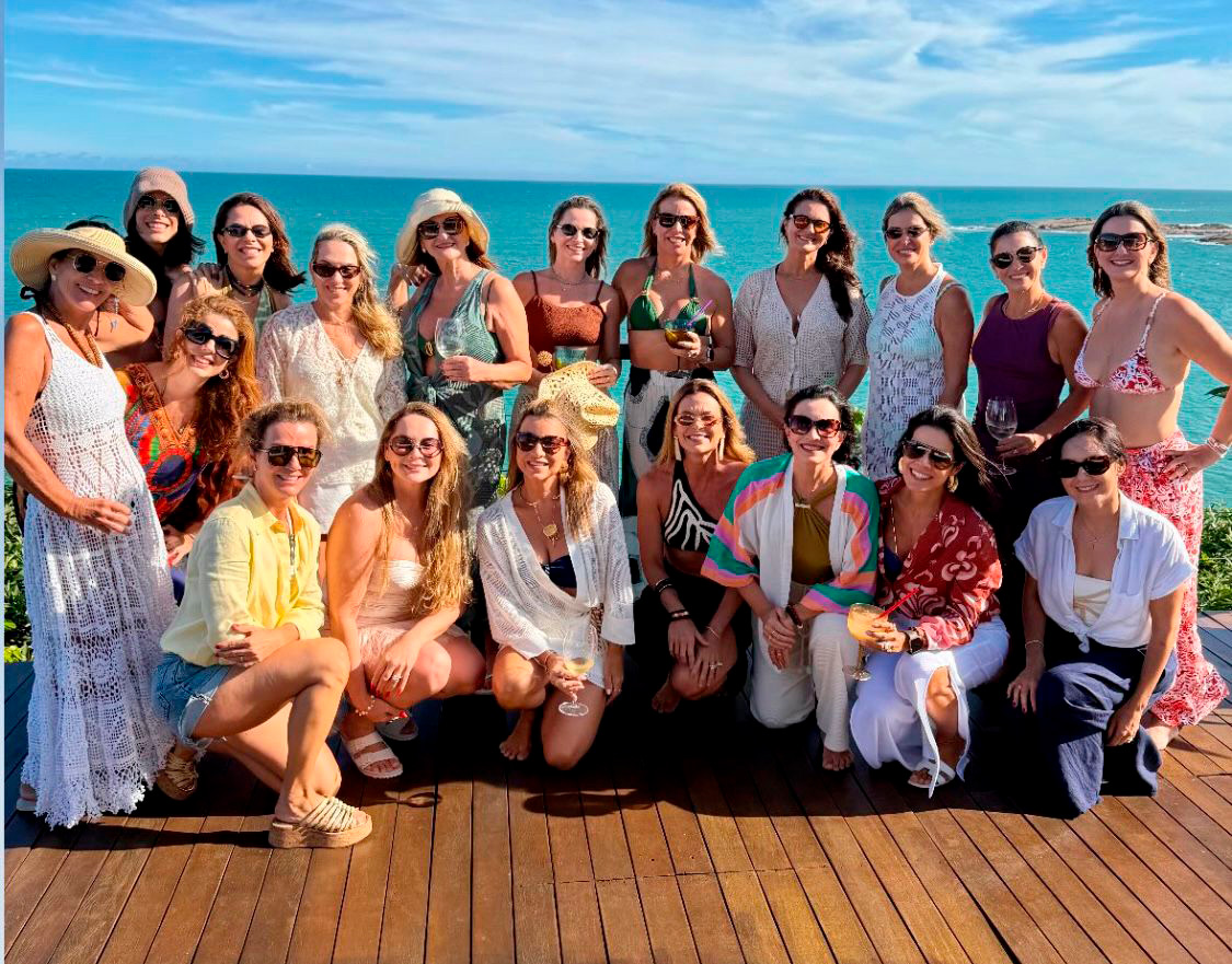 Patrícia Castro com amigas comemorando seu aniversário na Peracanga