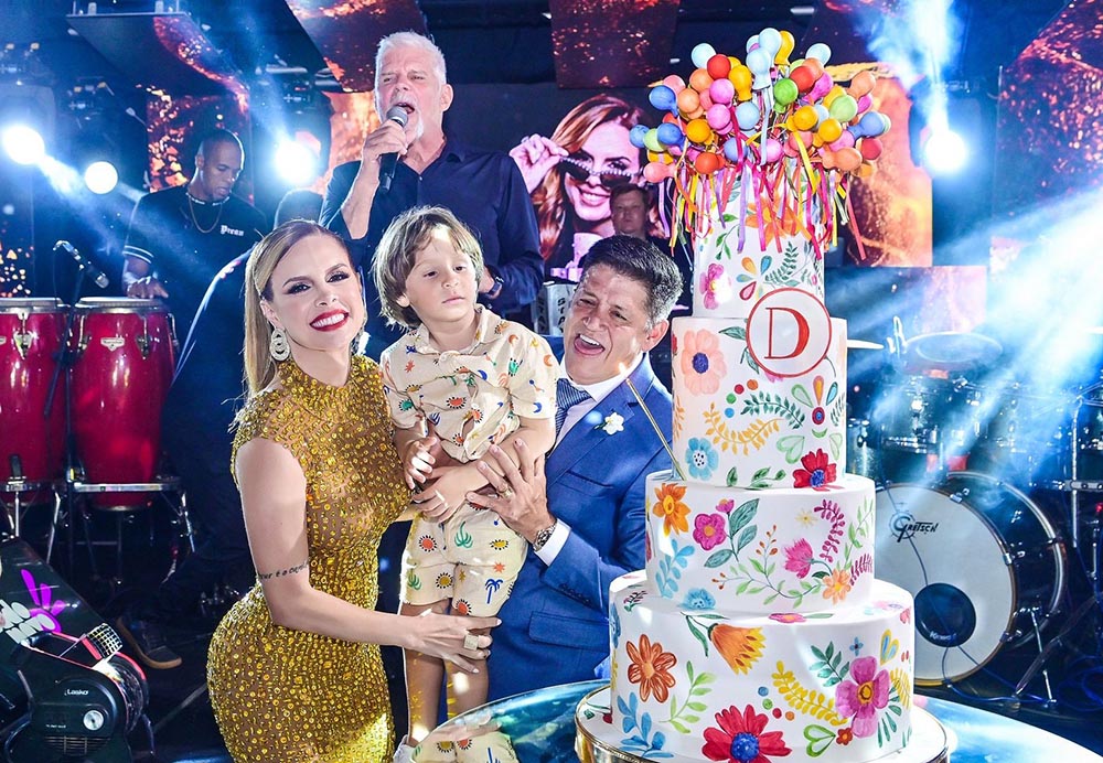 Dayana com o filho Miguel e o marido Juninho Santos na hora do parabéns.