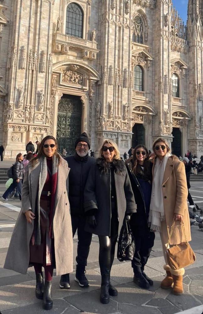 Belisa Nader, Moysés e Gracinha Nader, Sophia Nader Vieira e Stephanie Nader em frente à Duomo di Milano