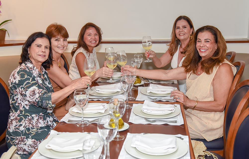 Sonia Schneider, Solange Lube, Ana Clark, Karla Leal e Maíta Mota, no aniversário de Renata Pacheco. _ Bruno Menezes