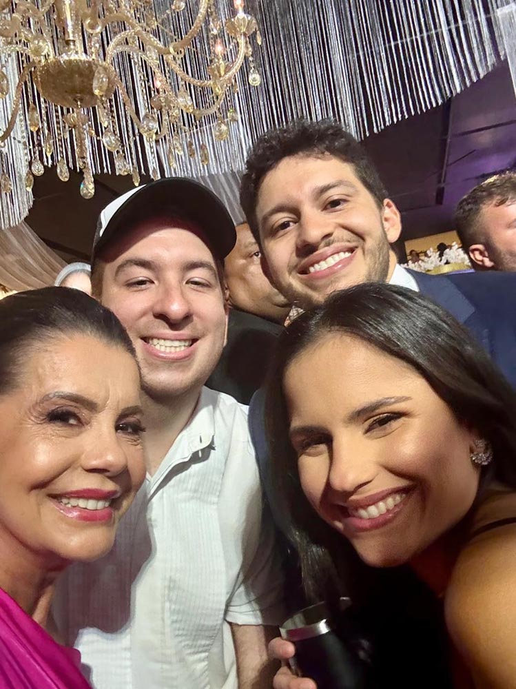 Arthur entre a tia Lurdinha , o primo Beto e Julia