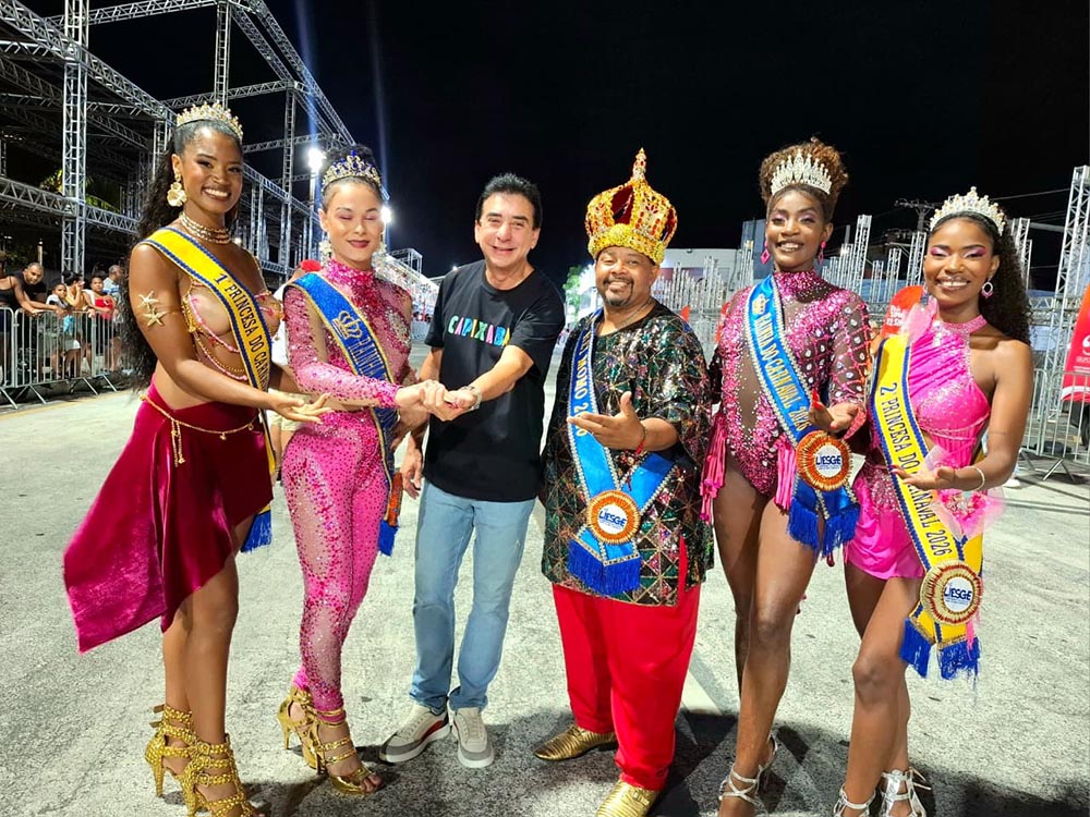 O secretário-chefe da Casa Civil do Governo do Estado, Júnior Abreu, com a Família Real do Carnaval, no Sambão do Povo _ Crédito Kebim Tamanini  - SCV