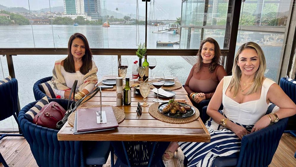 Em almoço no La Isla, Elainy Pasolini, Fernanda Bertoldi e Chris Oliveira