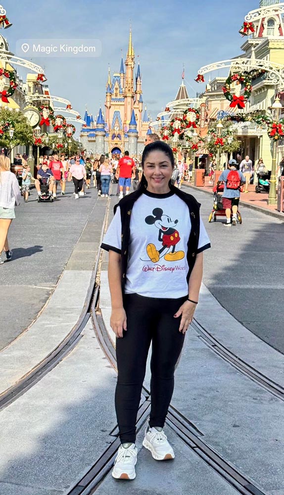 Andrea Paula curtindo férias em Orlando no parque da Disney que ela mais ama, o Magic Kingdon