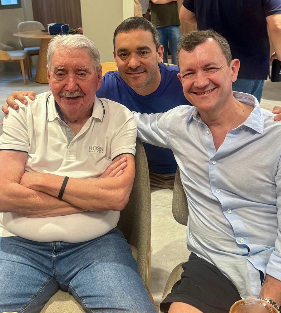 Os advogados Lula e Felipe Finamore com Bruno Finamore Simoni ,comemorando 55 anos do Finamore Simoni Advogados