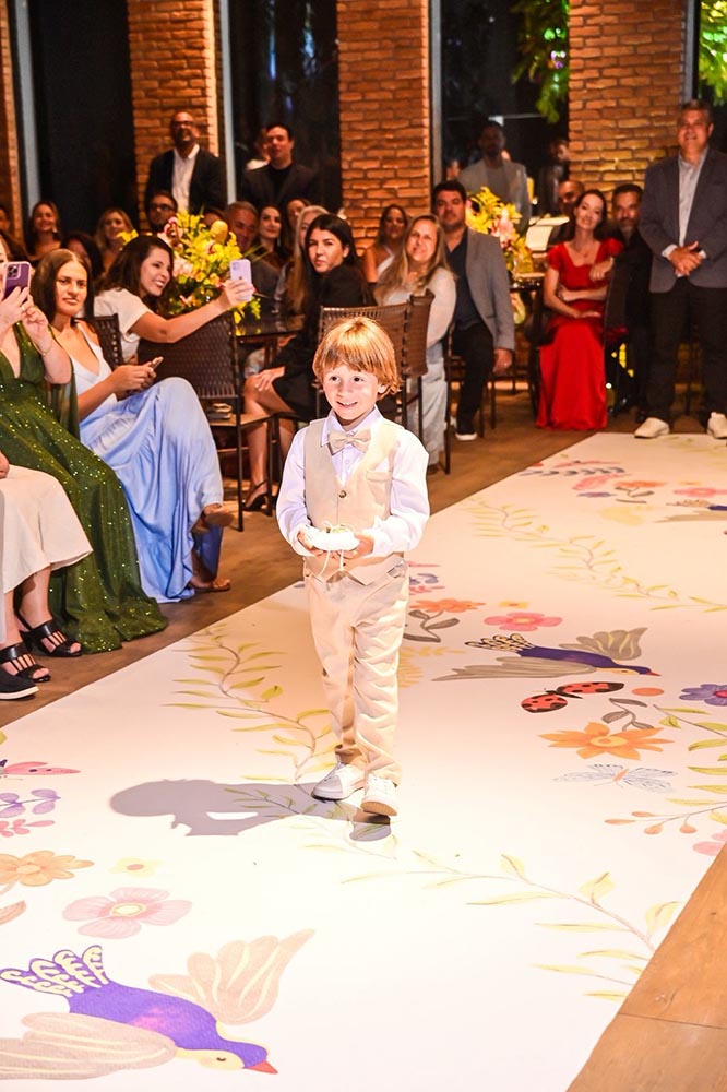 O filho Miguel trazendo as alianças