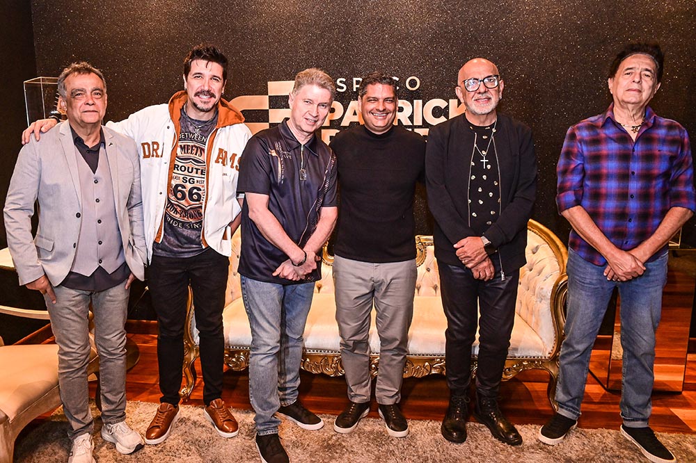 Patrick Ribeiro e os integrantes do Roupa Nova