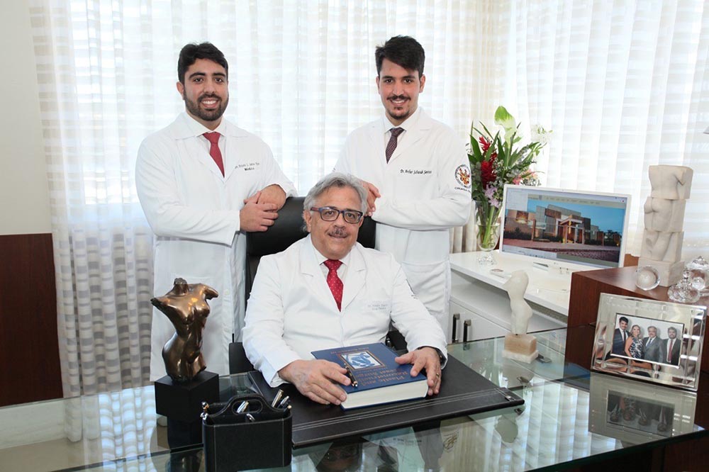 Ariosto Santos com os filhos Ariosto Neto e Arthur Schwab em sua clínica, na Enseada do Suá